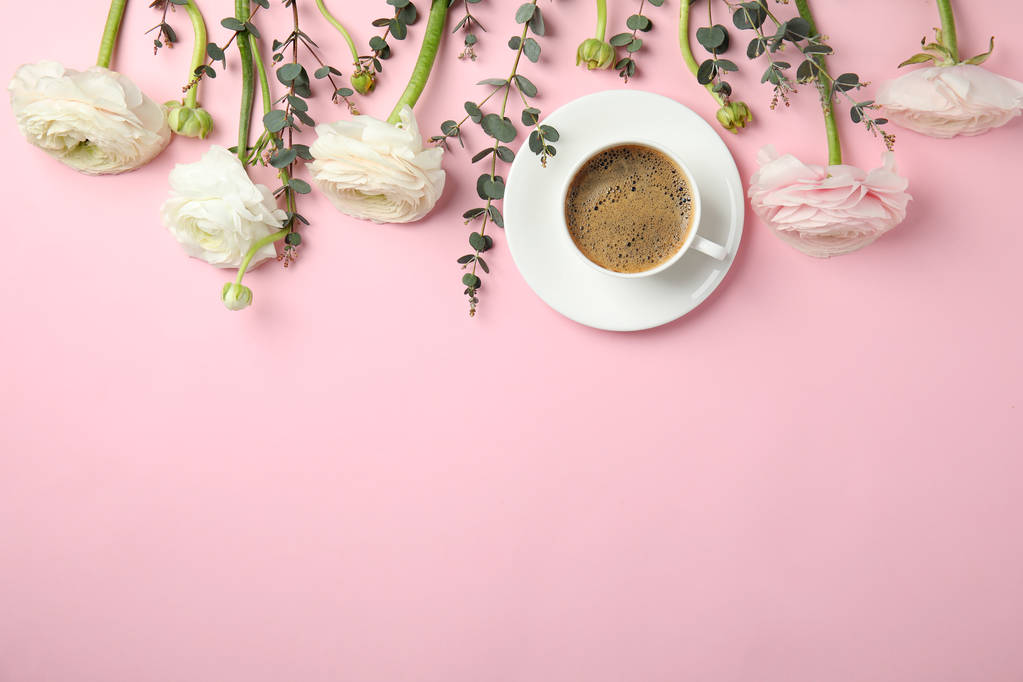 Composición plana con flores ranúnculo primavera y taza de café sobre fondo de color. Espacio para texto
 - Foto, imagen