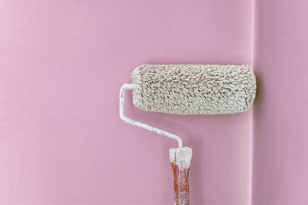Muro di pittura con il rullo. Colore ombra idea, concetto, rosa
 - Foto, immagini