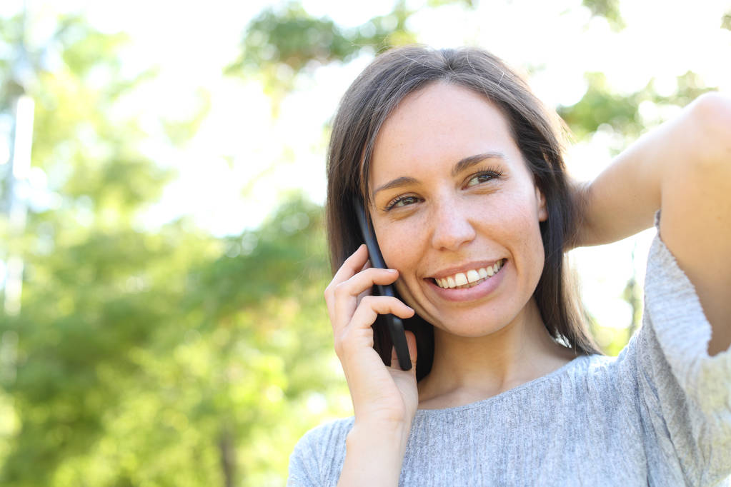 Szczęśliwa kobieta wzywa telefon w parku - Zdjęcie, obraz