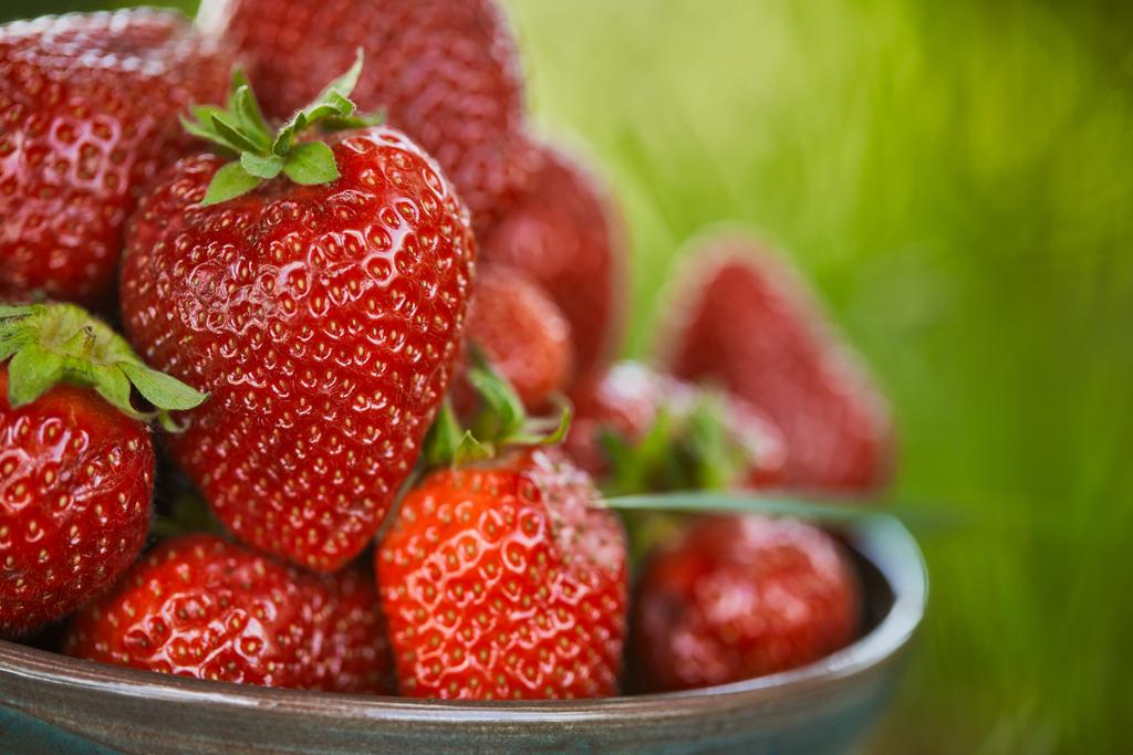 Nahaufnahme von frischen roten Erdbeeren in Schüssel - Foto, Bild