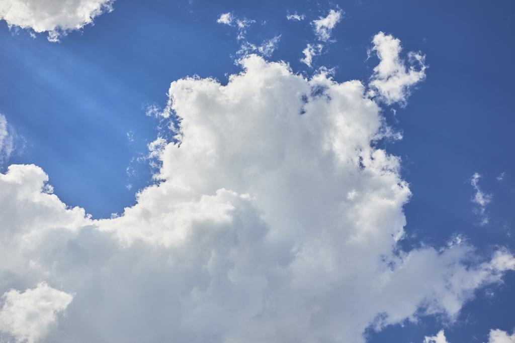Mavi gökyüzü ve bulutlar beyaz arka plan - Fotoğraf, Görsel
