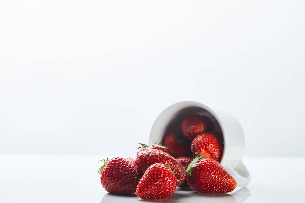 fresas orgánicas dulces en taza sobre fondo blanco
 - Foto, Imagen