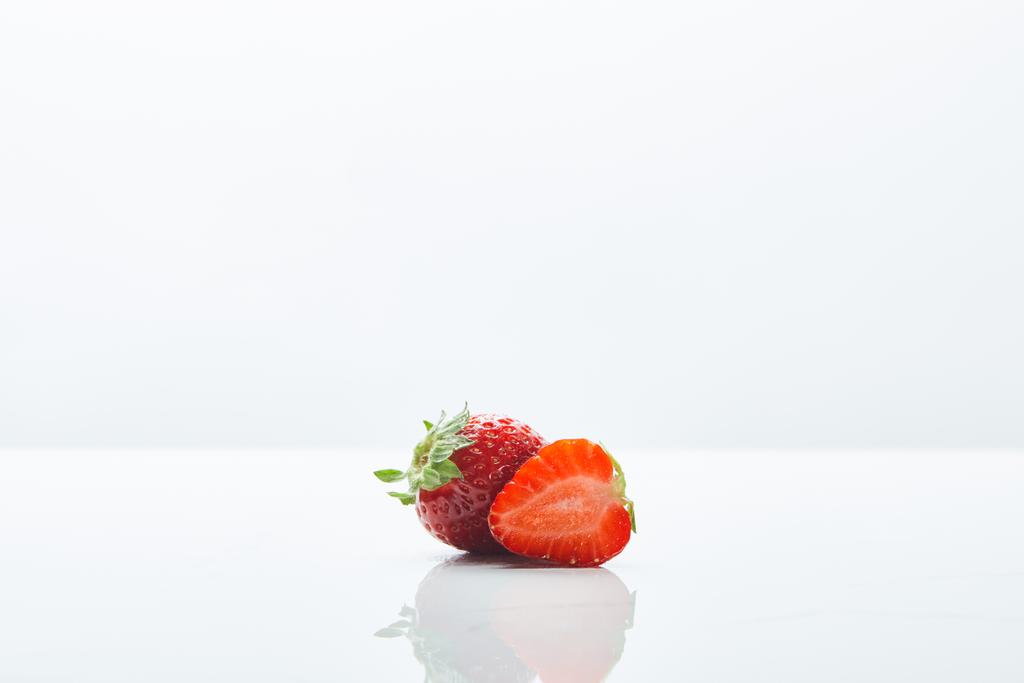 νόστιμες κόκκινες γλυκές φράουλες σε λευκό φόντο - Φωτογραφία, εικόνα