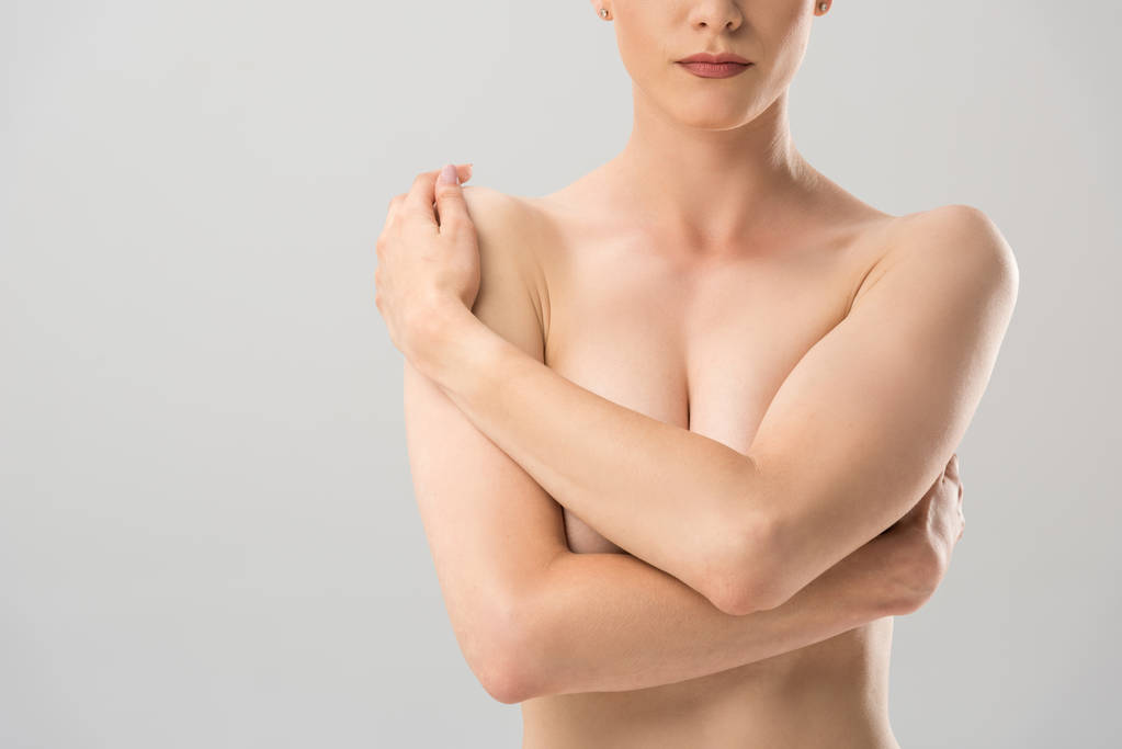 gri izole göğüs kapsayan çıplak seksi kadın kırpılmış görünümü - Fotoğraf, Görsel
