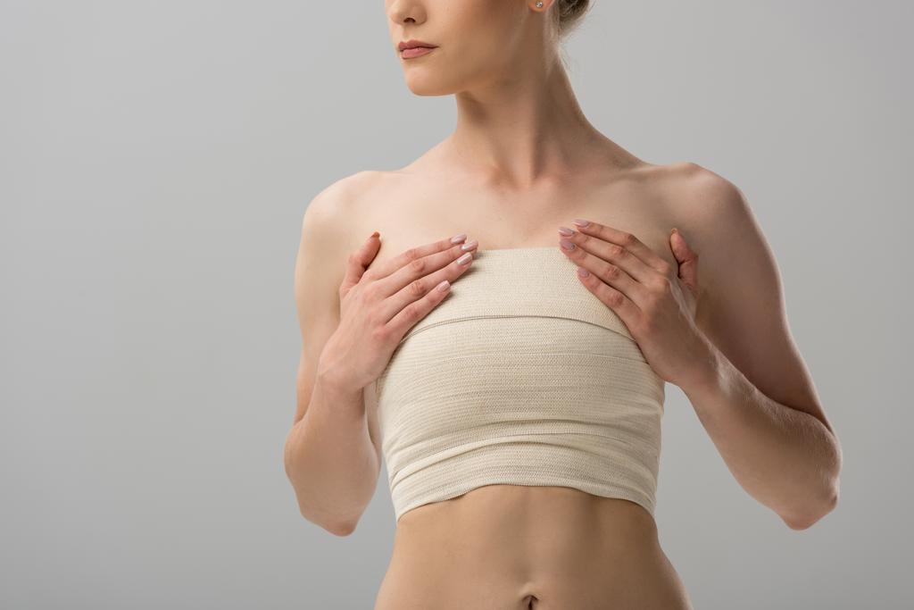 vue recadrée de la femme avec bandage mammaire isolé sur gris
 - Photo, image
