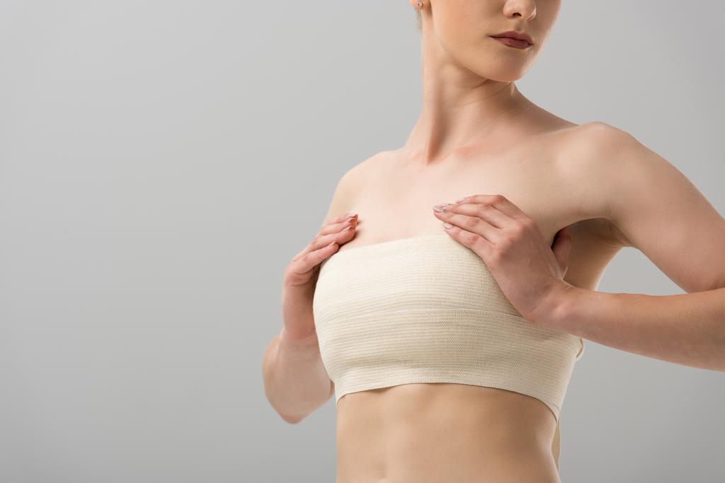 vue recadrée de la femme avec bandage mammaire isolé sur gris
 - Photo, image