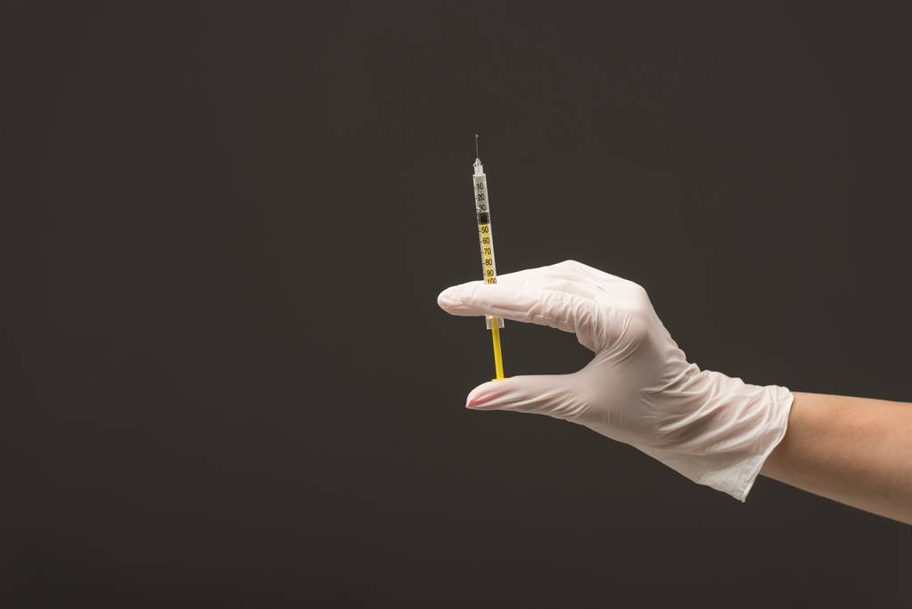 обрезанный вид доктора в латексной перчатке, держащего шприц изолированный на сером
 - Фото, изображение