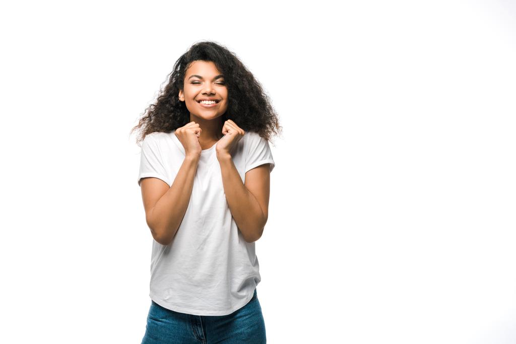 heureux frisé afro-américain fille avec les yeux fermés gestuelle isolé sur blanc
  - Photo, image