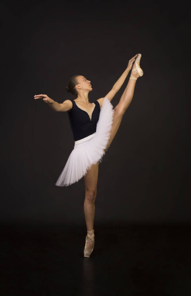 hinreißende Ballerina im weißen Tutu-Ballett. - Foto, Bild