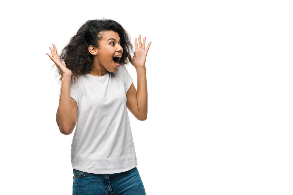 возбужденная кудрявая африканская американская девушка жестикулирует изолированно на белом
  - Фото, изображение