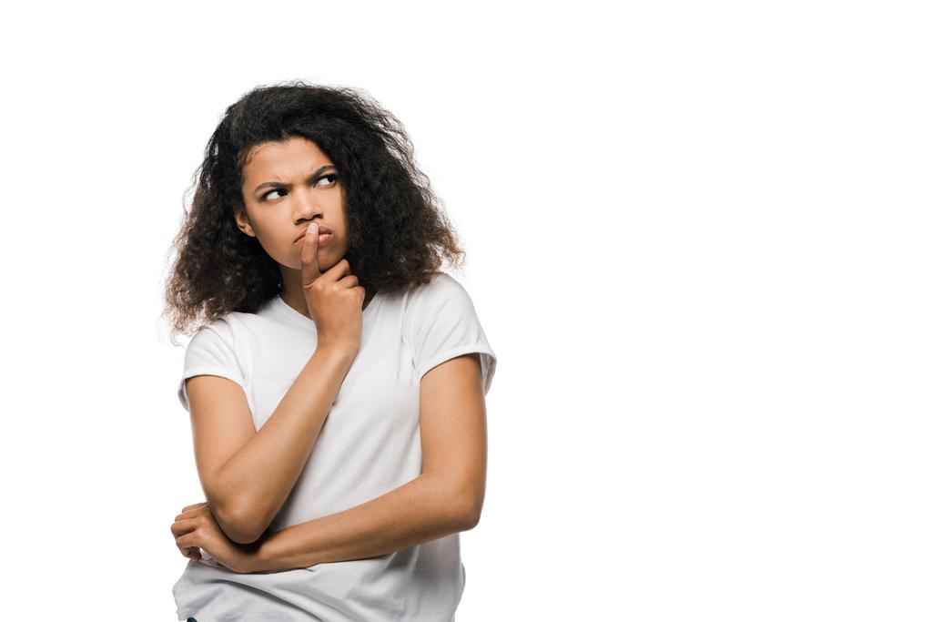 стомлена афроамериканська жінка торкається обличчя, думаючи, що ізольована на білому
  - Фото, зображення