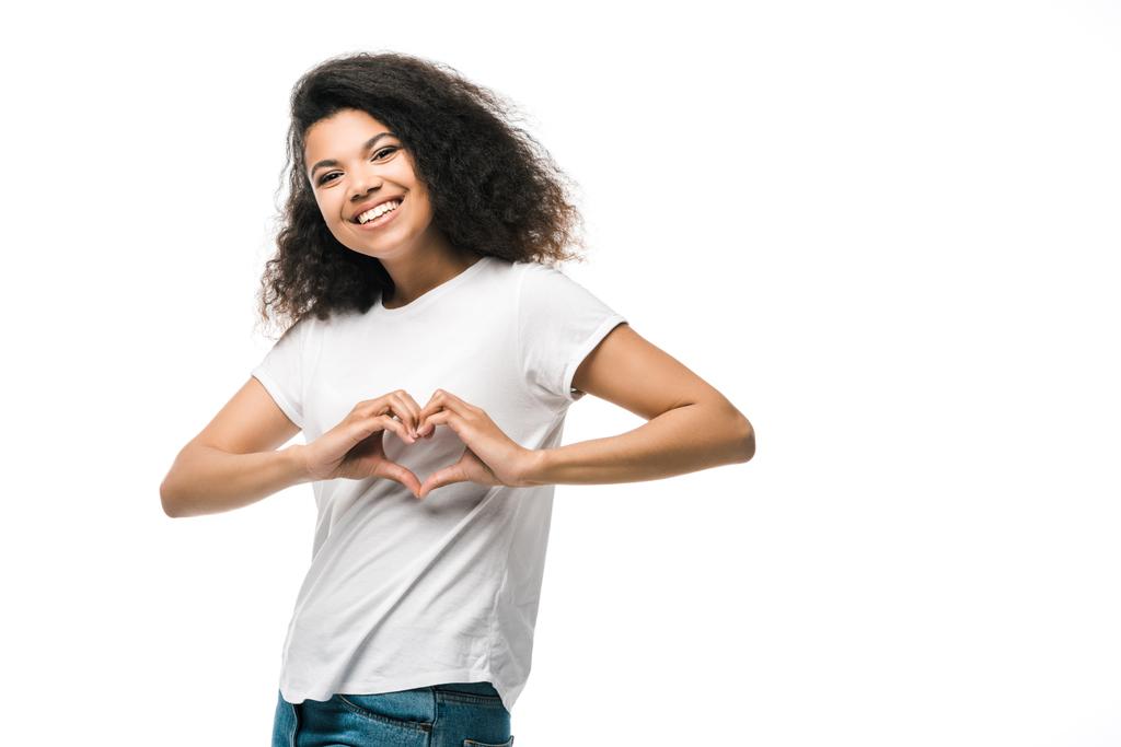 allegra ragazza afroamericana mostrando cuore con le mani isolate su bianco
  - Foto, immagini