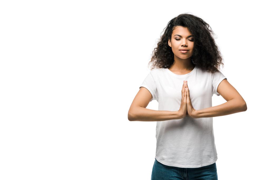 Veselá mladá Africká Američanka stojící s modlitíma rukama izolovanými na bílém  - Fotografie, Obrázek