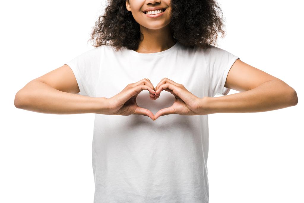 vista ritagliata di allegra ragazza afroamericana mostrando cuore con le mani isolate su bianco
  - Foto, immagini