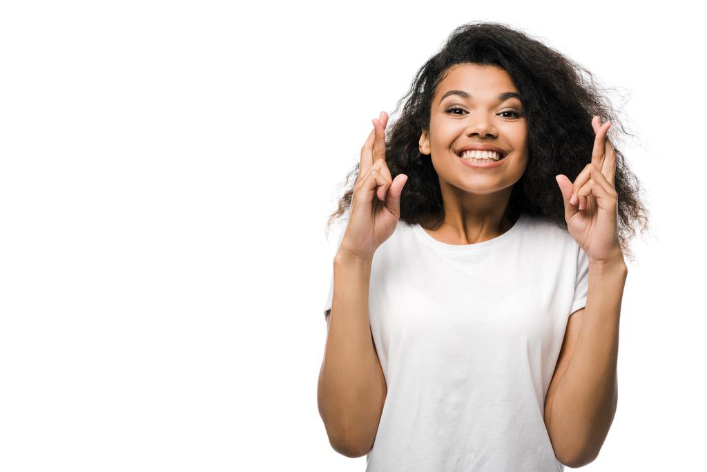 щаслива афроамериканка з схрещеними руками ізольована на білому
  - Фото, зображення