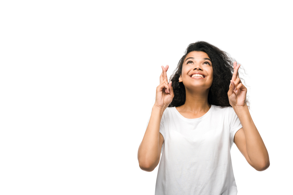 frisée afro-américaine fille avec les bras croisés sourire isolé sur blanc
  - Photo, image