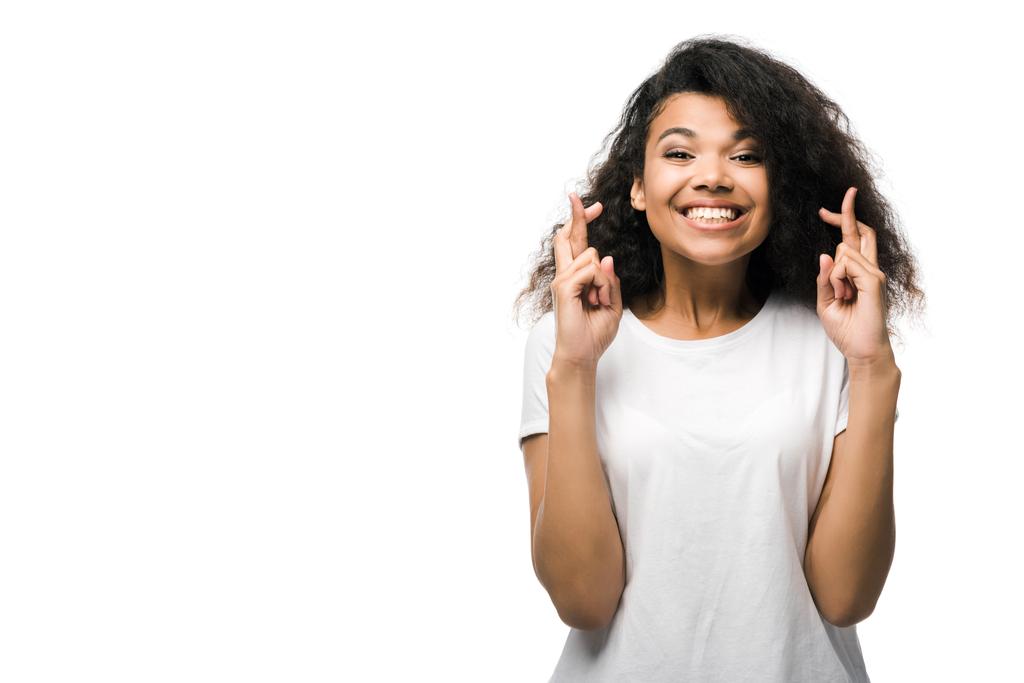 ricci afroamericani donna con le braccia incrociate sorridente isolato su bianco
  - Foto, immagini
