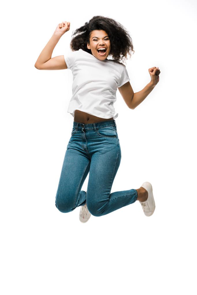 heureuse femme afro-américaine gesticulant tout en célébrant et sautant isolé sur blanc
  - Photo, image