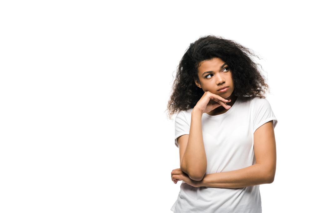 απογοητευμένος Αφρικανός Αμερικανός κορίτσι με λευκό t-shirt απομονώνεται σε λευκό  - Φωτογραφία, εικόνα