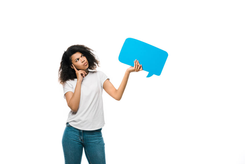 chica afroamericana pensativa sosteniendo burbuja de habla azul aislado en blanco
  - Foto, imagen