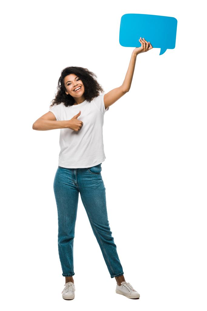 feliz afroamericano chica sosteniendo azul discurso burbuja y mostrando pulgar hacia arriba aislado en blanco
  - Foto, imagen
