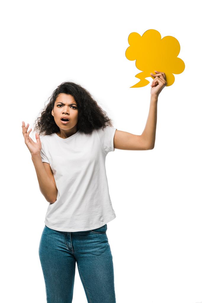chateado afro-americano menina segurando amarelo pensamento bolha isolado no branco
  - Foto, Imagem