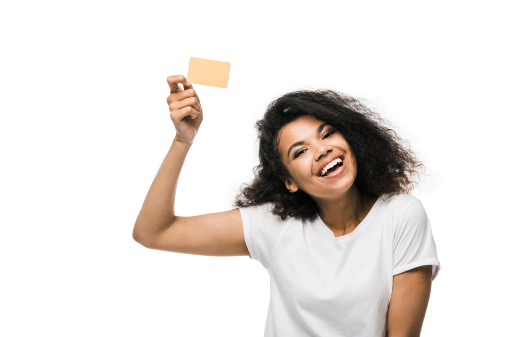 šťastná africká americká žena držící kreditní kartu izolovanou na bílém  - Fotografie, Obrázek