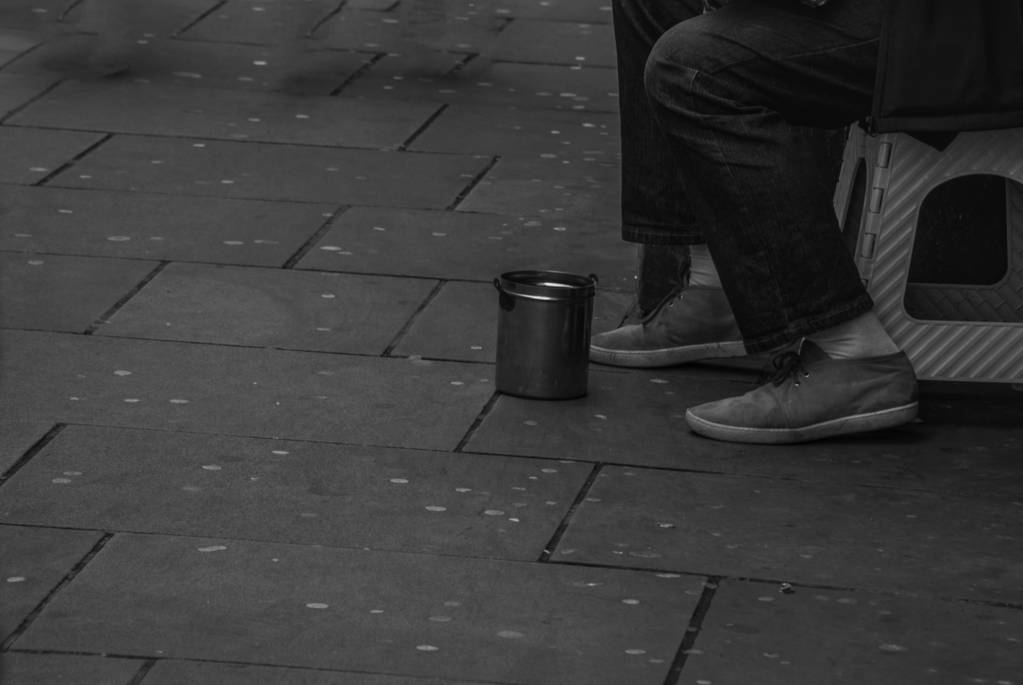 Beine von Bettler oder Obdachlosen, Bettler auf den Straßen der Stadt - Foto, Bild
