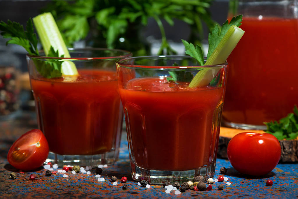 tuoretta tomaattimehua sellerillä lasikupeissa, lähikuva
 - Valokuva, kuva