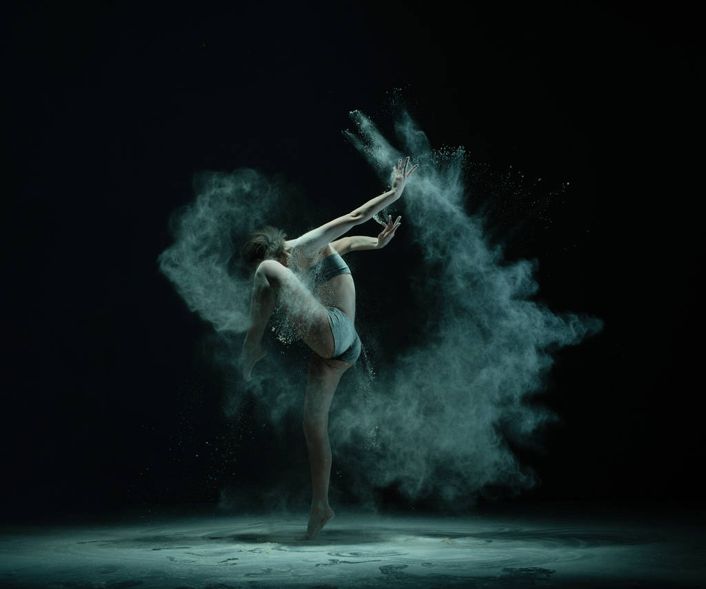 Anonieme danseres gooien van zand en hijs been - Foto, afbeelding