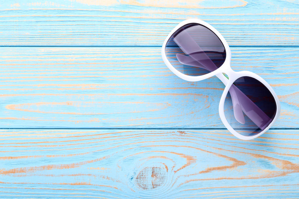 Modern napszemüveg kék fából - Fotó, kép