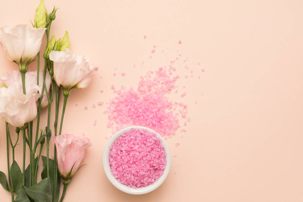 Spa θεραπεία μπάνιο λουλούδια αλάτι λουλουδιών ροδάκινο φόντο - Φωτογραφία, εικόνα