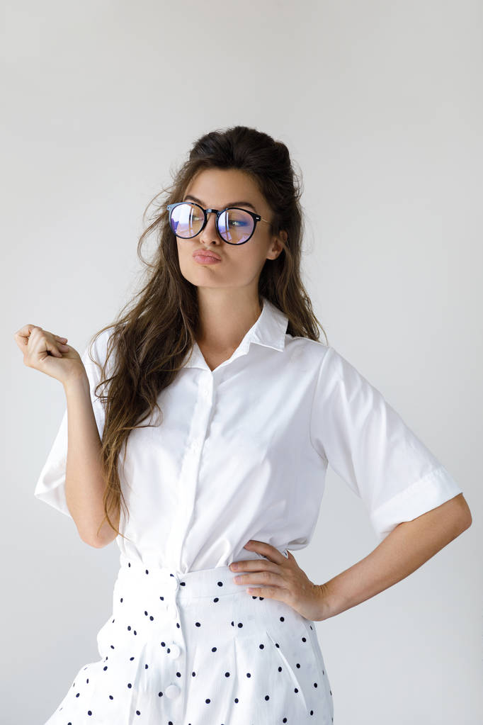 Молодая деловая женщина в стильной одежде и очках
  - Фото, изображение