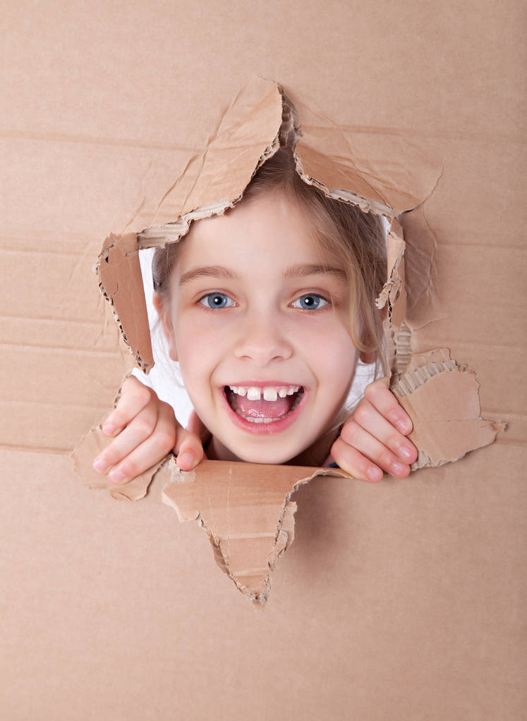 Kid portret in gescheurd papier gat - Foto, afbeelding