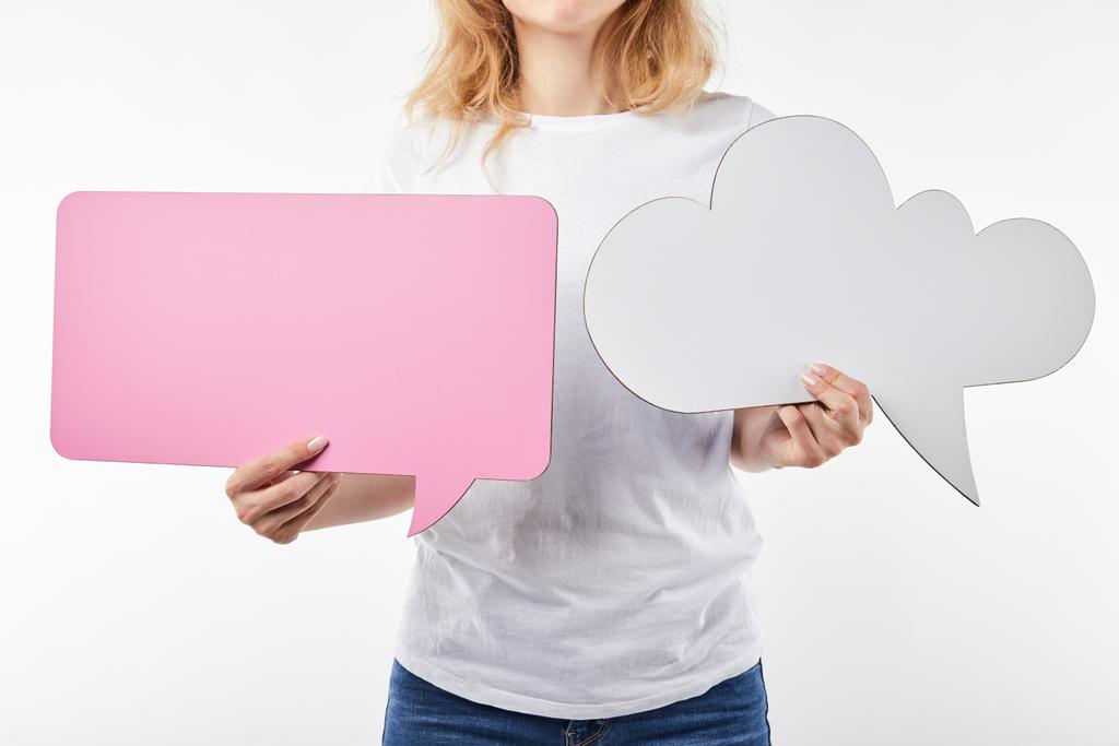 обрезанный вид женщины с розовым пузырем речи и мыслей пузырь в руках изолированы на белом
 - Фото, изображение