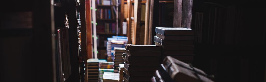 panoramica di libri d'epoca su scaffali in biblioteca
  - Foto, immagini