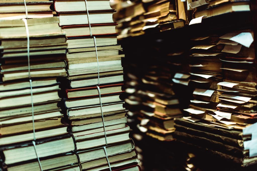 вибірковий фокус ретро- та старовинних книг у бібліотеці
  - Фото, зображення