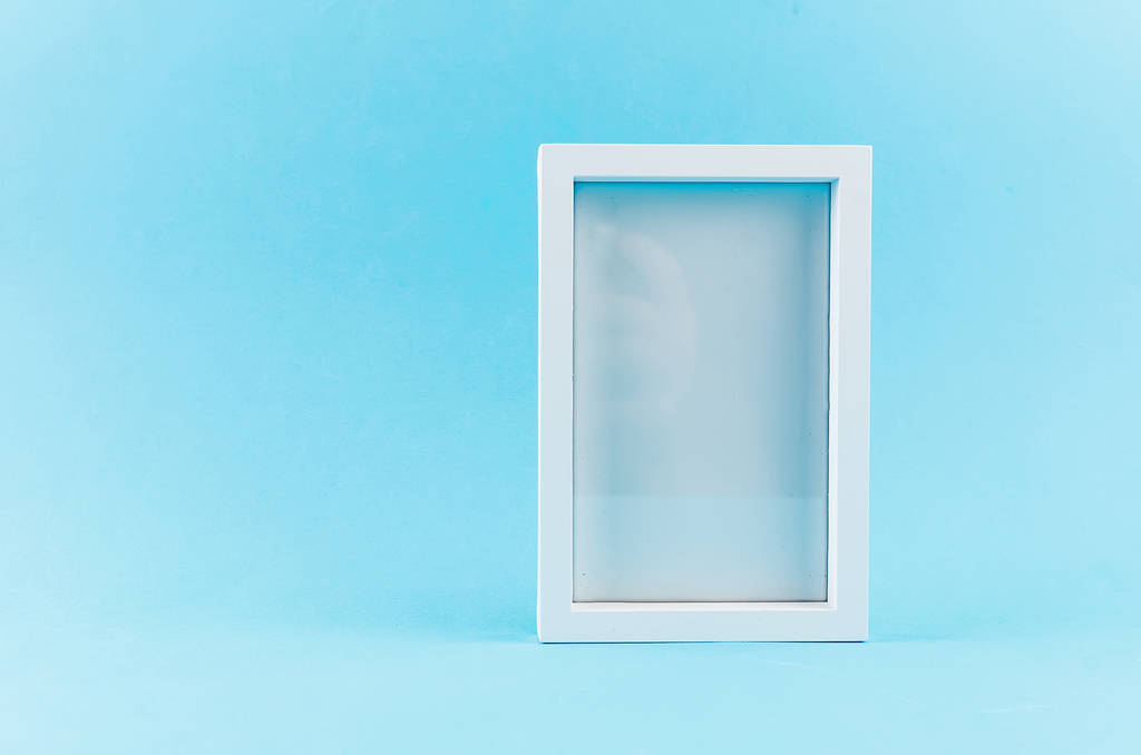 пустая белая рамка на синем
 - Фото, изображение