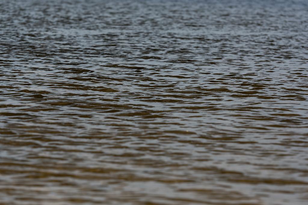 enfoque selectivo de la superficie del río con olas
  - Foto, Imagen