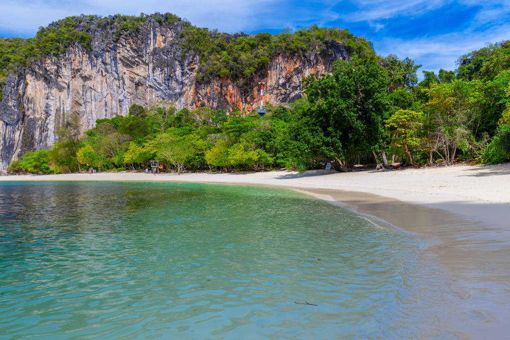 Ostrovy na ostrově, Nádherná tropická písečná pláž a svěží zeleně listoví na tropickém ostrůvku, Thajsko - Fotografie, Obrázek