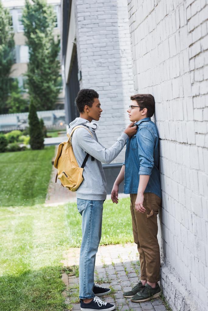 African American Boy in hoodie en jeans Bulling jongen in glazen  - Foto, afbeelding