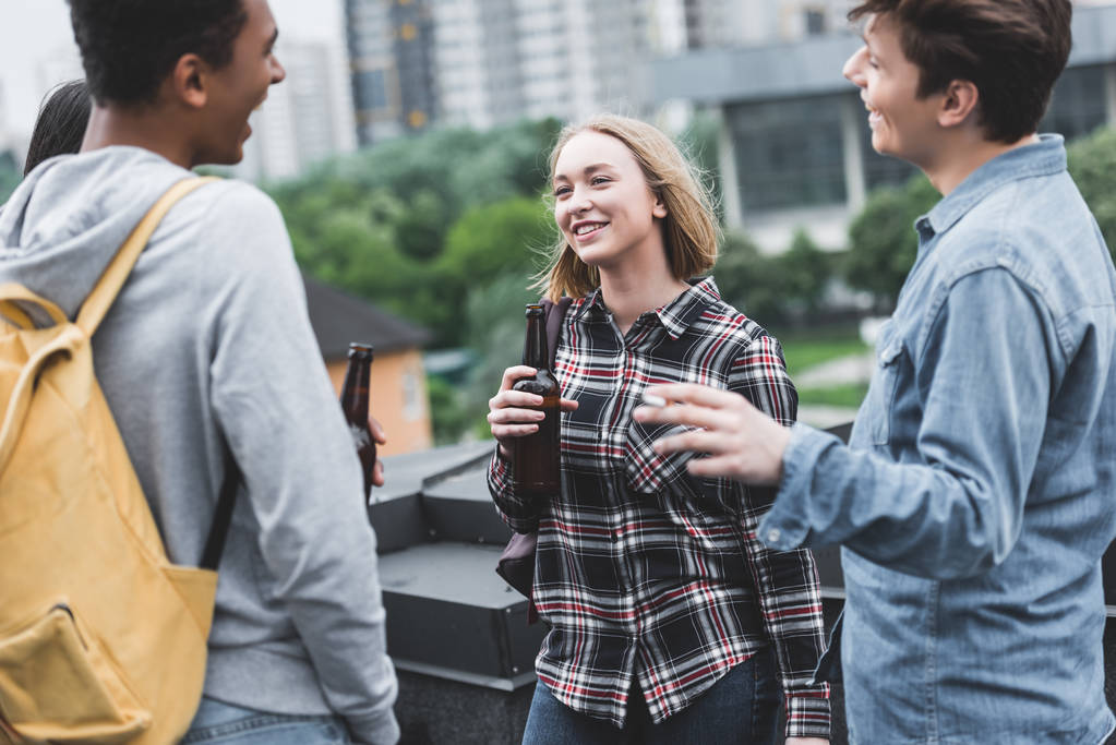 mosolygós tizenévesek gazdaság üvegpalackok sör és a dohányzás cigaretta  - Fotó, kép