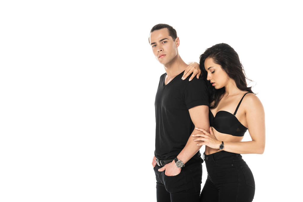 σέξι ζευγάρι σε μαύρα ρούχα που αγκαλιάζονται απομονωμένα σε λευκό - Φωτογραφία, εικόνα