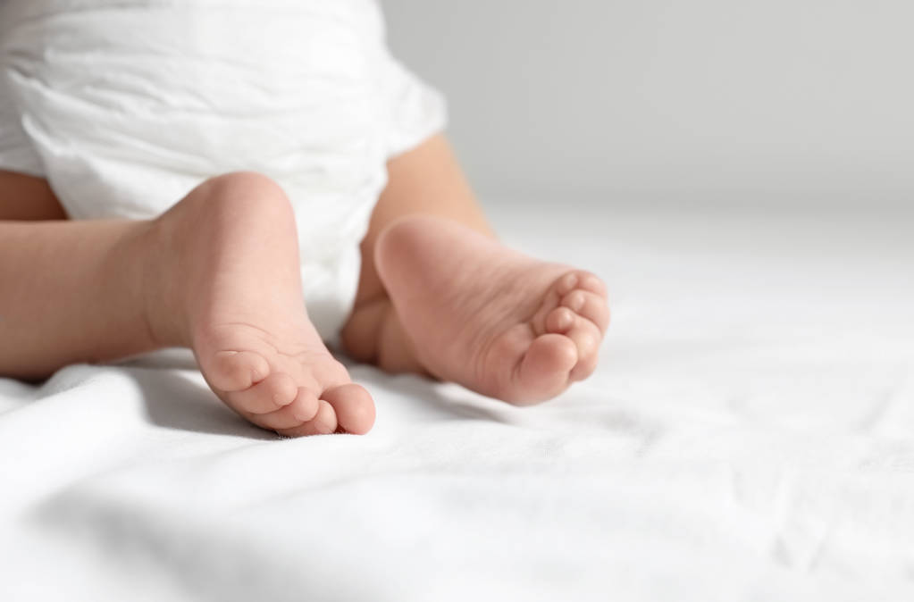 Söpö vauva ryömii valkoisella lakanalla, lähikuva. Tekstitila
 - Valokuva, kuva