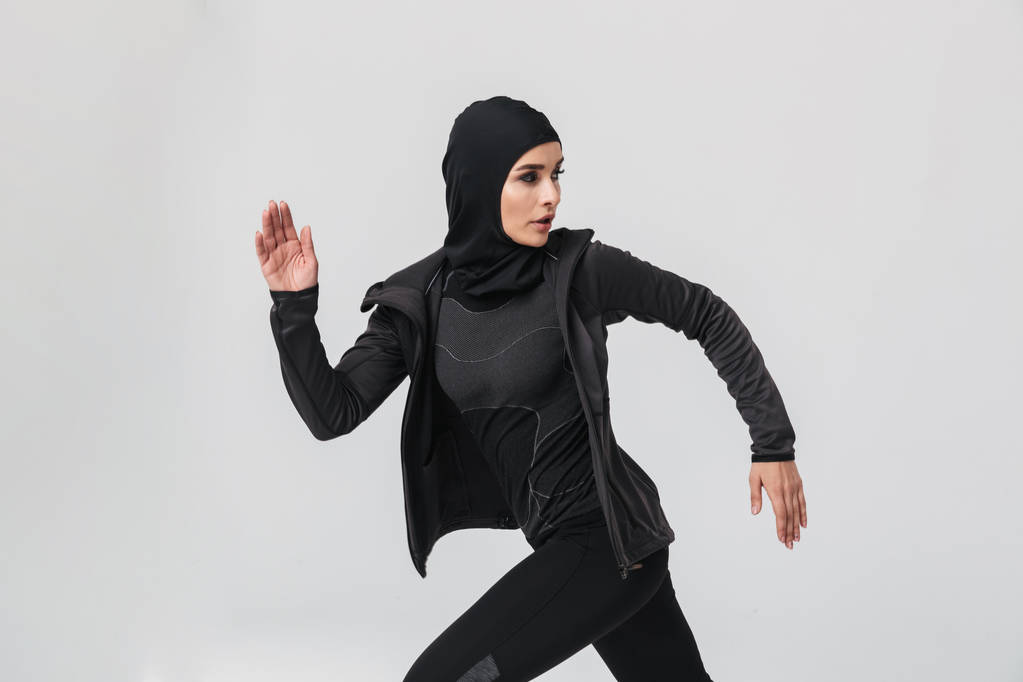 Atractiva joven musulmana con hiyab deportivo
 - Foto, imagen