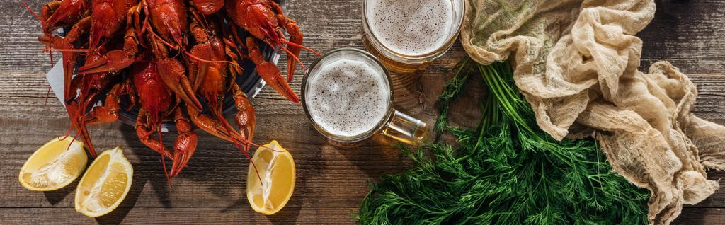 ahşap yüzeyüzerinde bira ile kırmızı ıstakoz, dereotu, limon dilimleri, tekstil ve gözlük panoramik çekim - Fotoğraf, Görsel