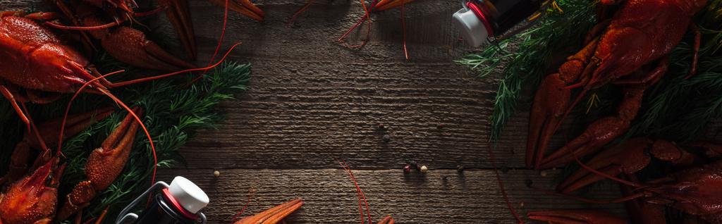 tiro panorâmico de lagostas vermelhas, endro e garrafas de vidro na superfície de madeira
 - Foto, Imagem
