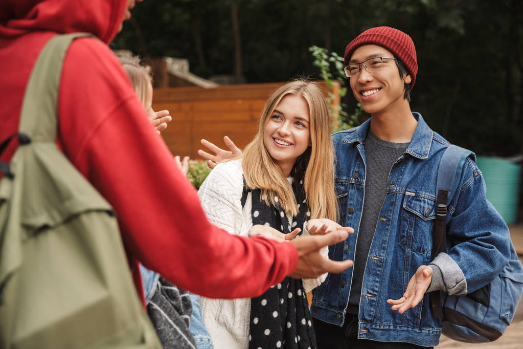 Gruppe, wenn fröhliche multiethnische Freunde Teenager - Foto, Bild