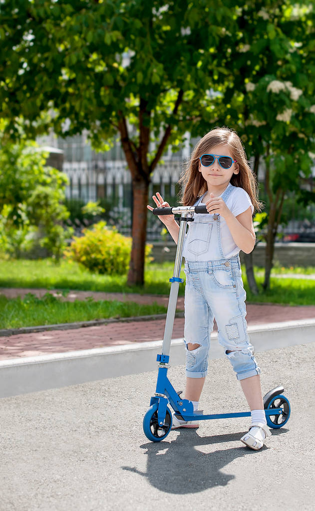 Çocuk sürme scooter. Renkli tekme tahtada evlat. Etkin açık eğlenceli çocuklar için. Okul öncesi çocuklar için yaz spor. Mutlu kız Bahar park. Sağlıklı bir yaşam tarzı kavramı - Fotoğraf, Görsel