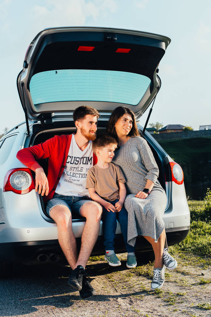 belle jeune famille assise dans le coffre de la voiture sur la nature
 - Photo, image